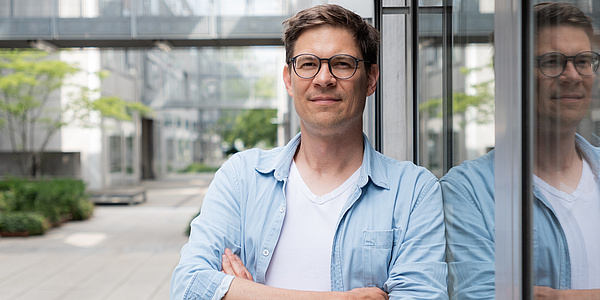 Ein Mann mit Brille lächelt in die Kamera.