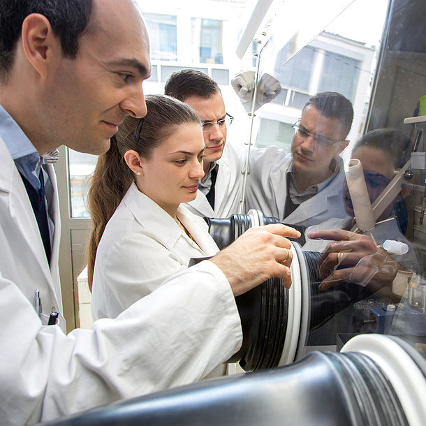 Several researchers at work in a laboratory. Photo source: Lunghammer - TU Graz