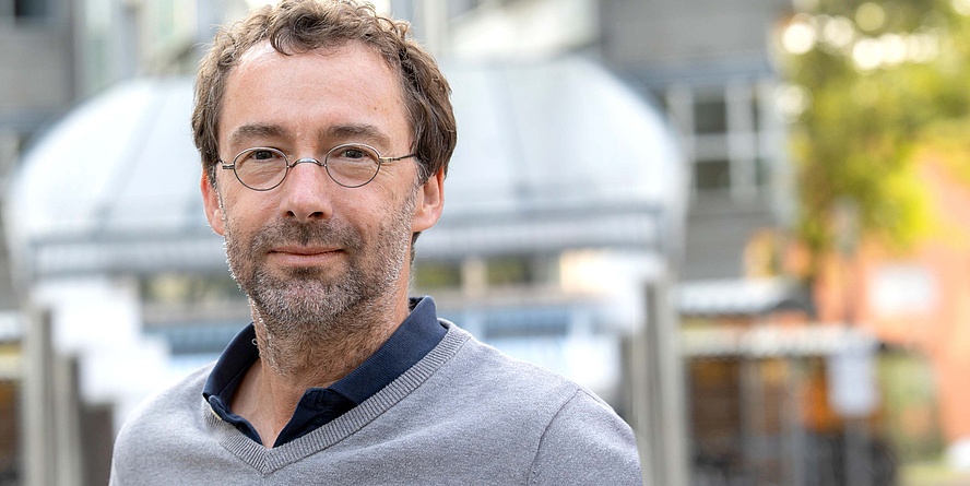 middle-aged man in front of biotechnology building of TU Graz