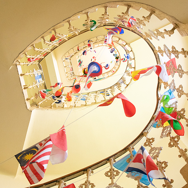 Treppenhaus mit Landesflaggen aus aller Welt