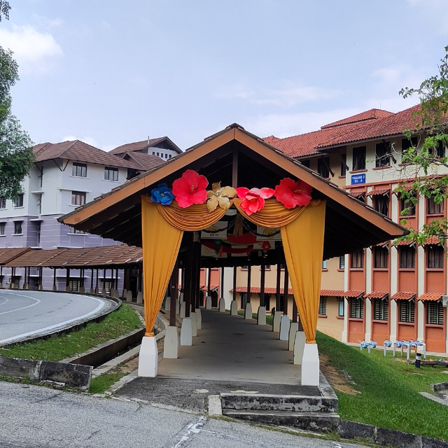 Blick auf einen mit blumen geschmückten überdachten Gehweg aus Holz.
