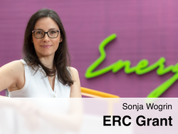 Sonja Wogrin vor grünem Energie Schriftzug.