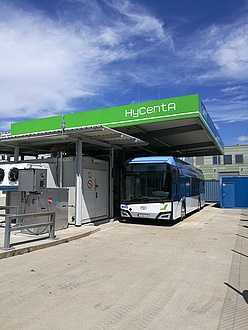 Ein Bus an einer Tankstelle