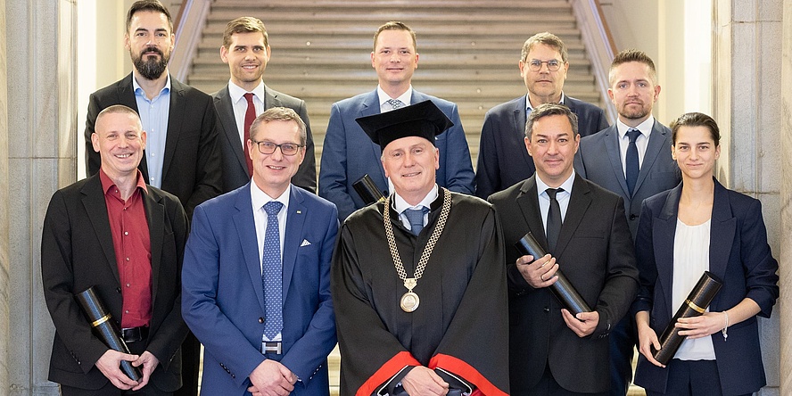 Group photo with graduates, programme director, keynote speaker and head of TU Graz LLL  