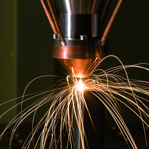 Detailaufnahme eines Lasercutters mit Funkenflug.