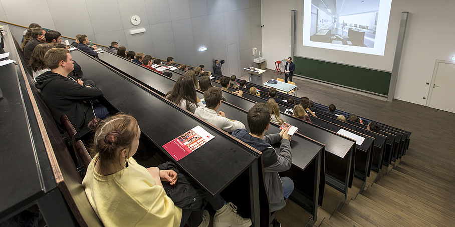 Personen in einem Hörsaal