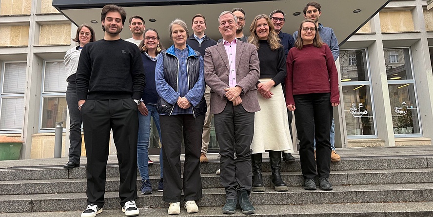 Lehrgangsteilnehmende 2026 mit Helga Kromp-Kolb und Lehrgansleiter Alexander Passer