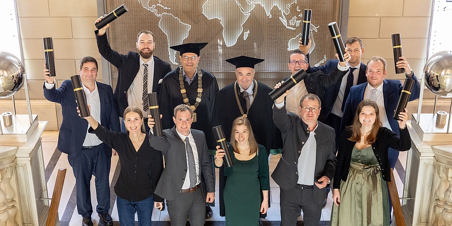 Group photo of graduates of the Master's programme in Traffic Accident Research with the scientific director and head of TU Graz Life Long 