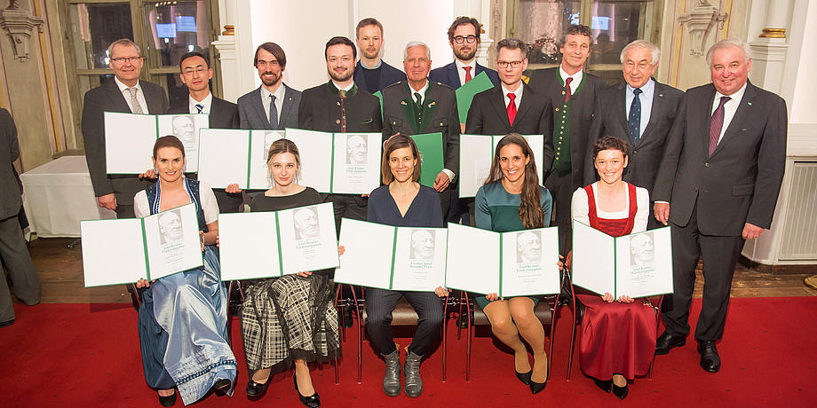 Preisträgerinne und Preisträger der Krainer-Preise mit Landeshauptmann Hermann Schützenhöfer und dem Präsidenten des Gedenkwerks Gerald Schöpfer in der Aula der Alten Universität in Graz