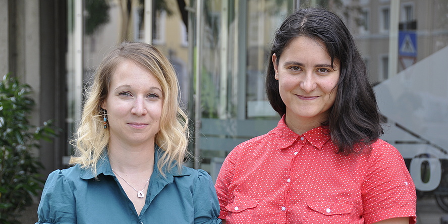 Picture of Martina Köberl and Kostadinka Lapkova in front of the TU Graz building Petersgasse 10 in Graz.