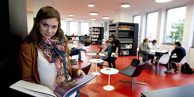Personen in der Bibliothek. 