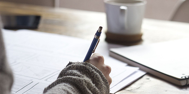 Eine Hand hält einen Stift und schreibt auf Papier. Bildquelle: Pixabay