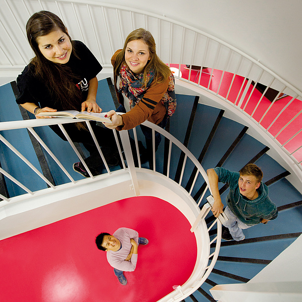 Studierende der TU Graz auf einer Treppe, Bildquelle: Lunghammer – TU Graz