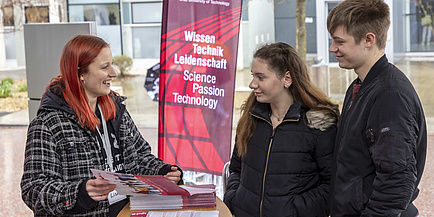 Beratung an einem Infostand am Tag der offenen Tür an der TU Graz (Bildquelle: Lunghammer – TU Graz)