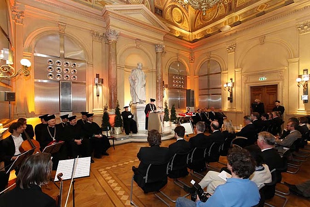 Einblick in eine akademische Feier in der Aula der Technischen Universität Graz mit den akademischen Funktionären, den zu Ehrenden und den Musikanten