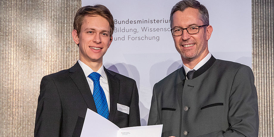 Ralph Stöckl recives his award from Elmar Pichl. 