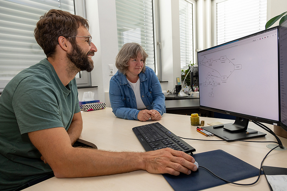 Bildquelle: Frankl – TU Graz Ein Mann und eine Frau sitzen an einem Tisch und blicken auf einen Computer-Bildschirm.