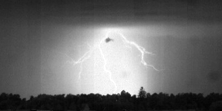 Aufnahme der Hochgeschwindigkeitskamera: Ein heller Blitz erscheint vor einem dunklen Hintergrund.