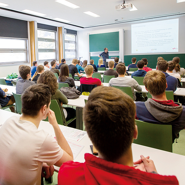 Ein Klassenzimmer mit Schülerinnen und Schülern und einem Vortragendem. Bildquelle: Lunghammer – TU Graz