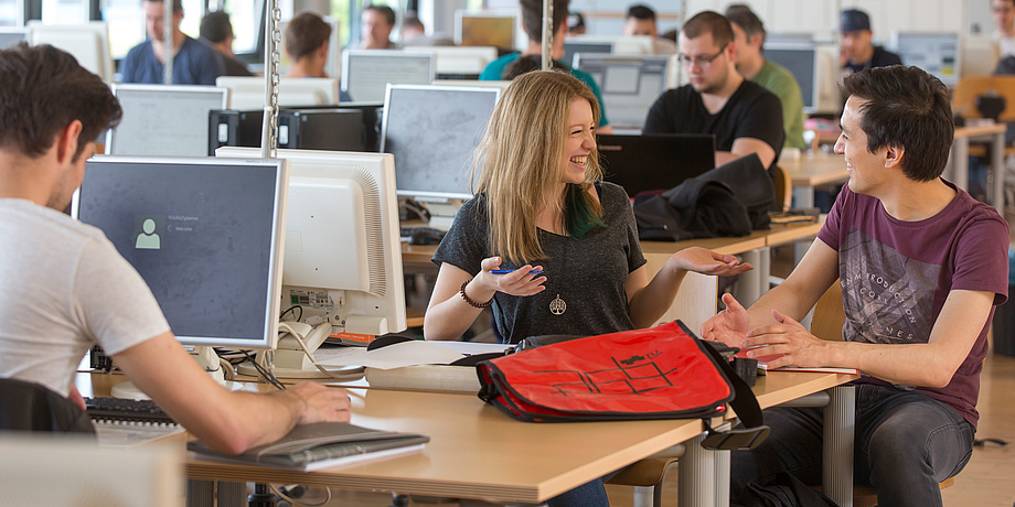 Elisabeth Salomon and Ko Odreitz (from left) having fun in the learning centre on TU Graz’s Inffeldgasse Campus.