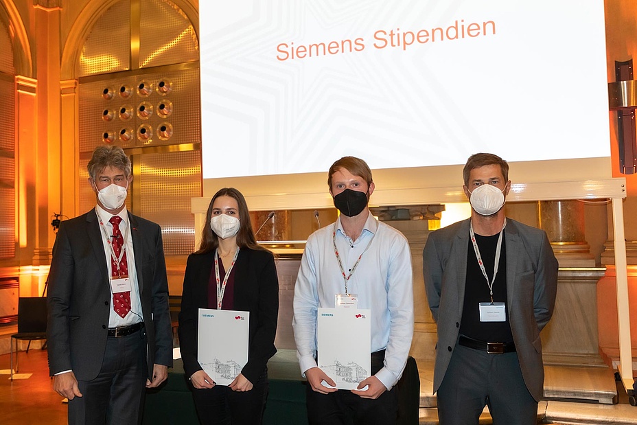 Rektor Harald Kainz mit zwei Studierenden und dem Grazer Niederlassungsleiter von Siemens