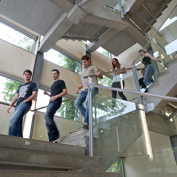 Junge Menschen gehen eine Treppe herunter.