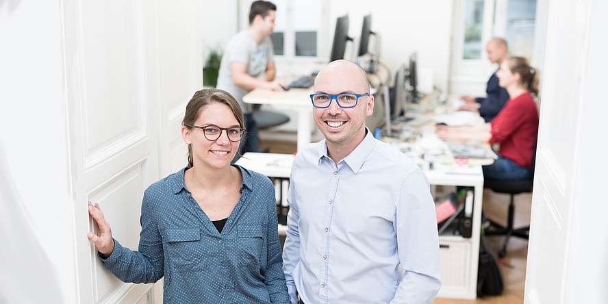 Karin Pichler und Christian Haintz stehen in ihrem Büro.