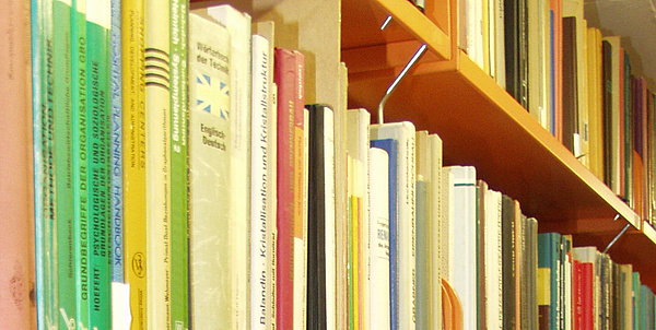 Bücher in einem Regal. Bildquelle: TU Graz