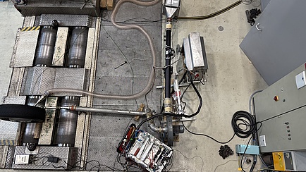 Bird's-eye view of a roller test bench with only one tyre fitted with measuring equipment.