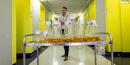 TU Graz-Forscher hinter Glaskolben