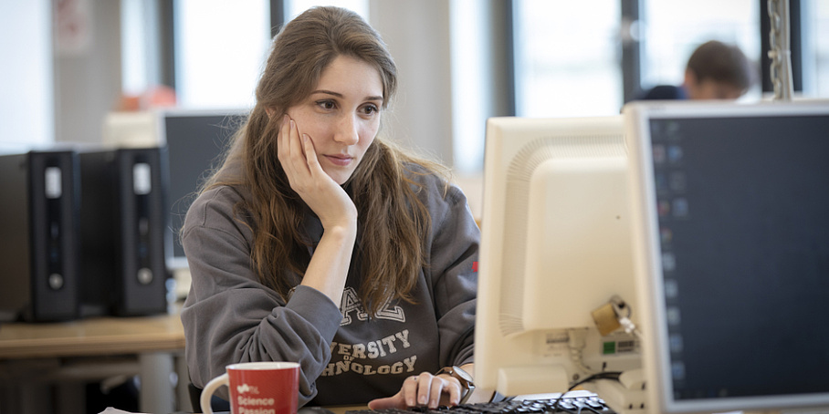 Junge Frau vor einem Computerbildschirm