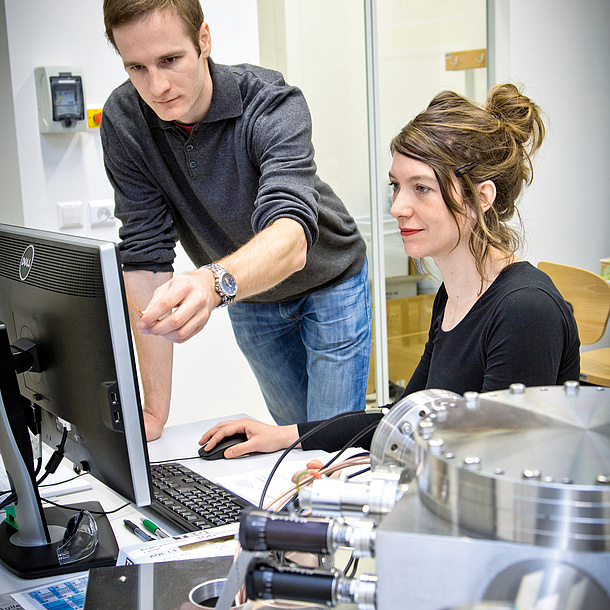 Man and woman in front of a computer screen. Photo source: Lunghammer - NAWI Graz