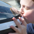 Eine Studentin aus dem TERA TU Graz-Team küsst die schwarz-weiße stromlinienförmige Spitze des siegreichen Fennek 2014 beim Shell Eco-Marathon.