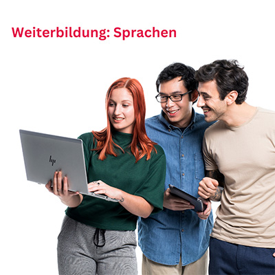 3 Studierende schauen in einen Laptop. 