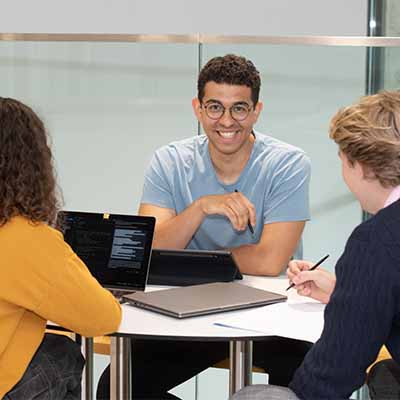 Studierender lernt mit Student*innen an der TU Graz. 