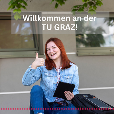 Studierende sitzt vor Gebäude der TU Graz am Campus Inffeldgasse. 