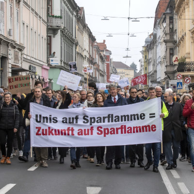 Demonstration mit Transparent: "Unis auf Sparflamme = Zukunft auf Sparflamme"