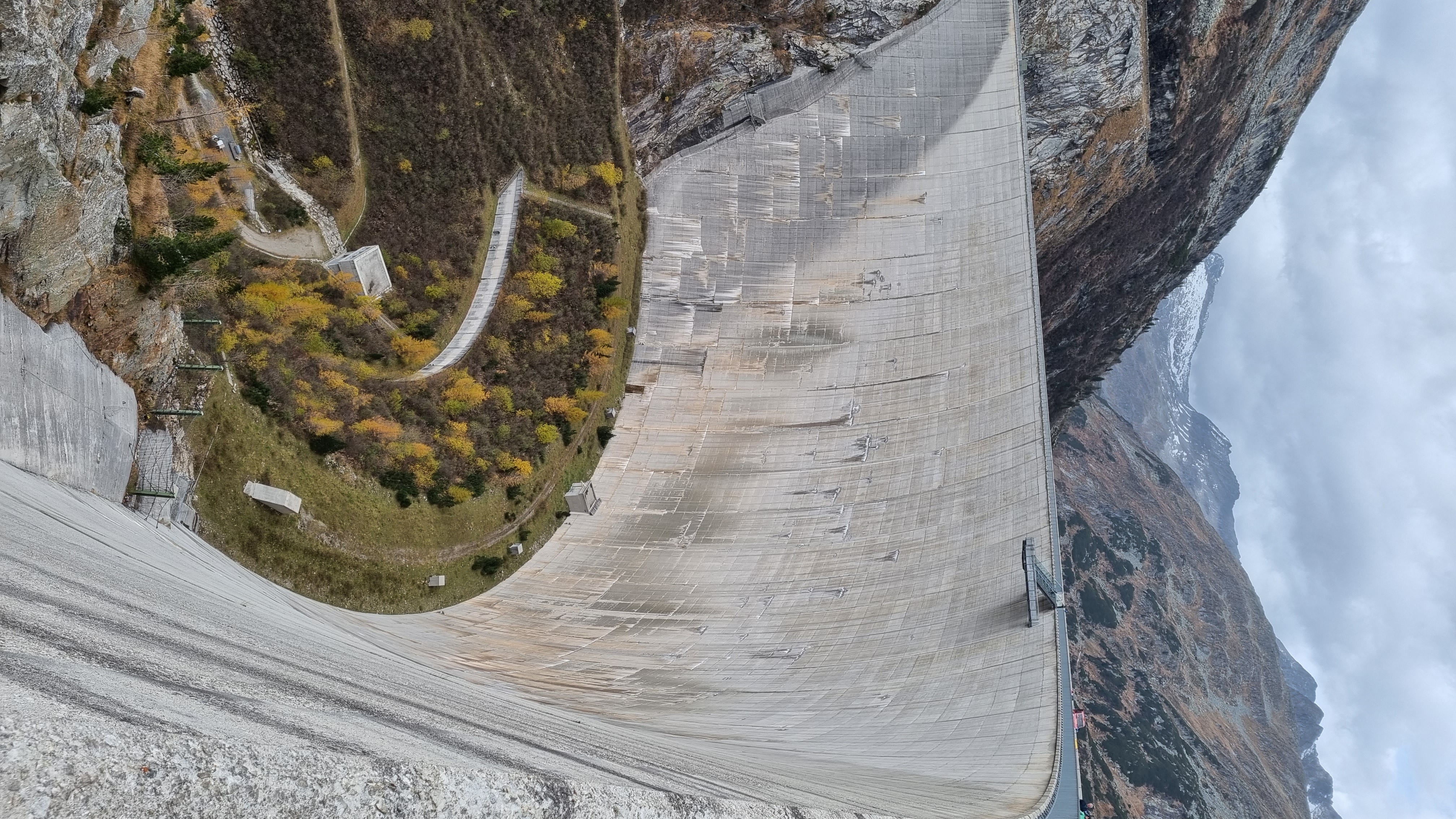 Eine große Staumauer