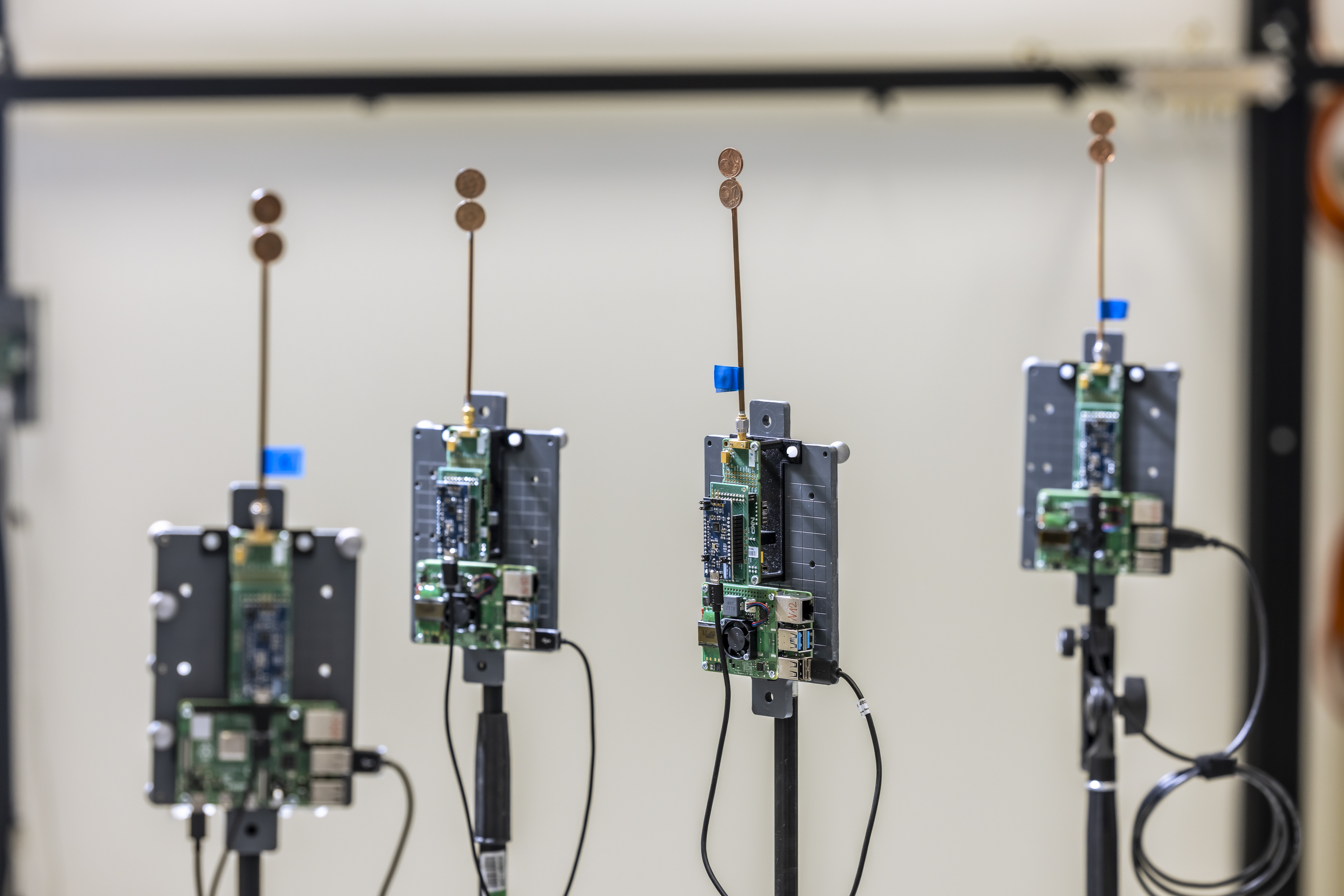 Ein Bild von vier Computerplatinen mit 6G-Antennen darauf.