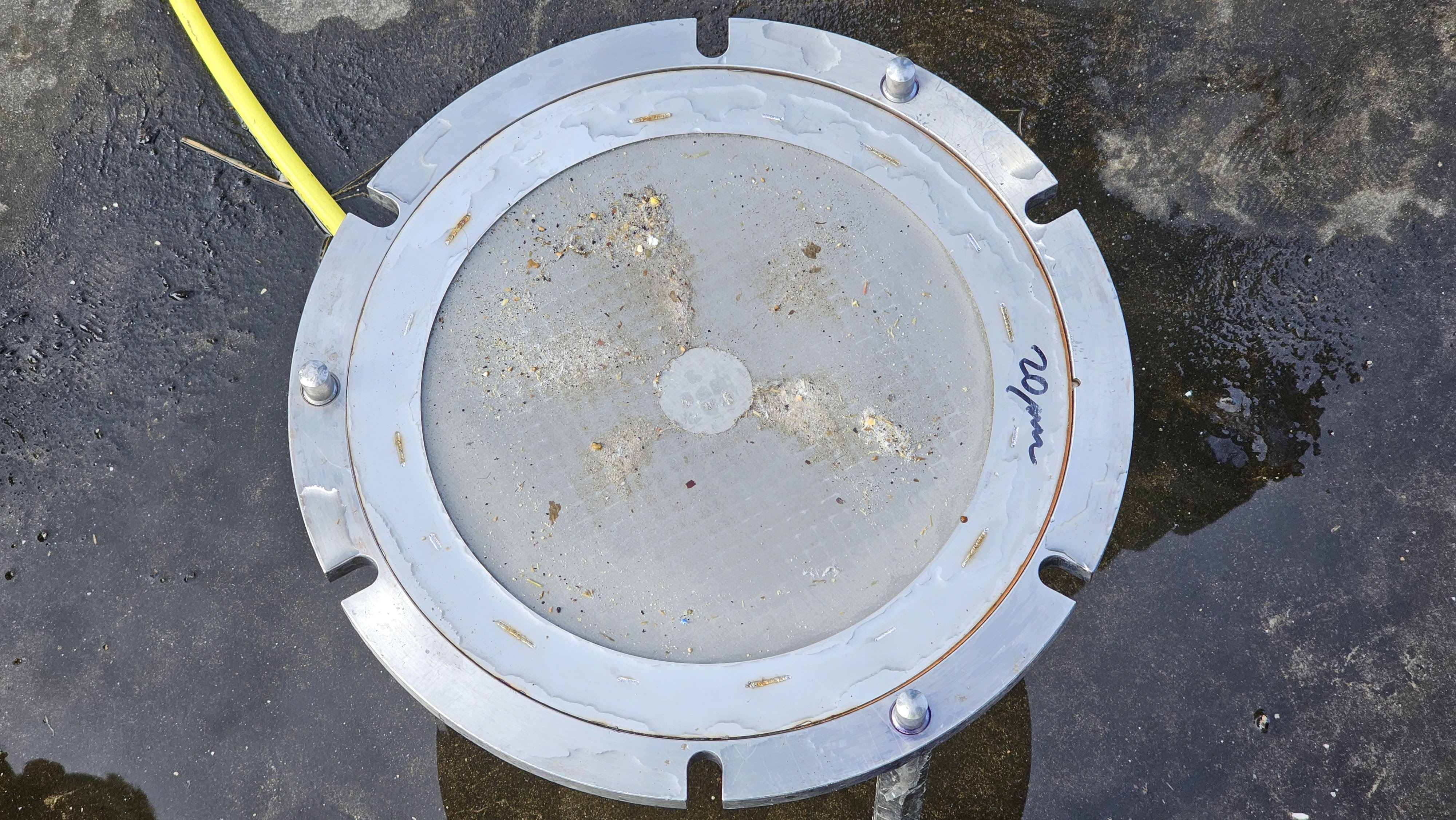 Ein metallener Ring, in dessen Mitte ein sehr engmaschiges Filternetz gespannt worden ist.