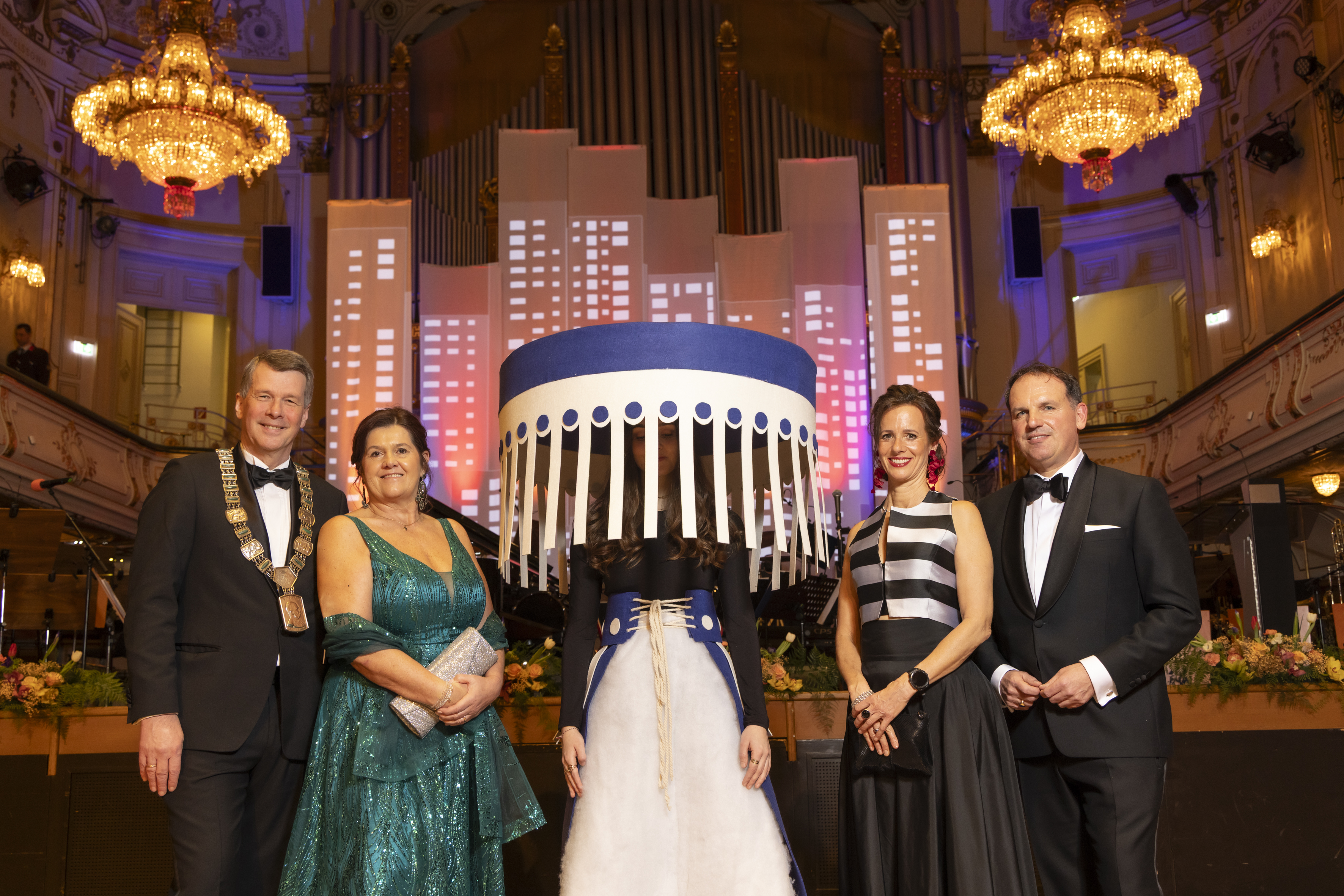 Vier festlich gekleidete Menschen