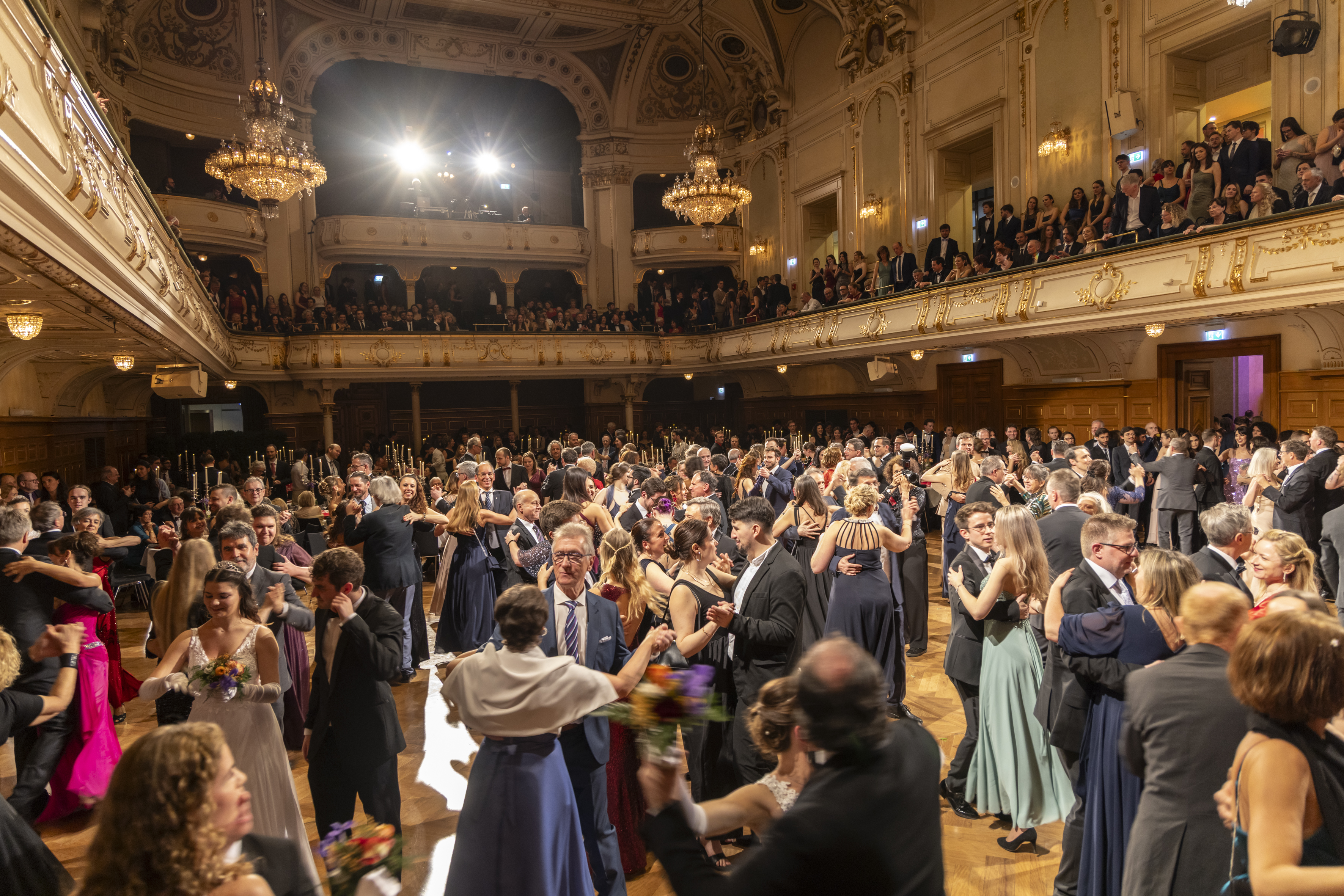 Ein festlicher Ballsaal voller tanzender Menschen