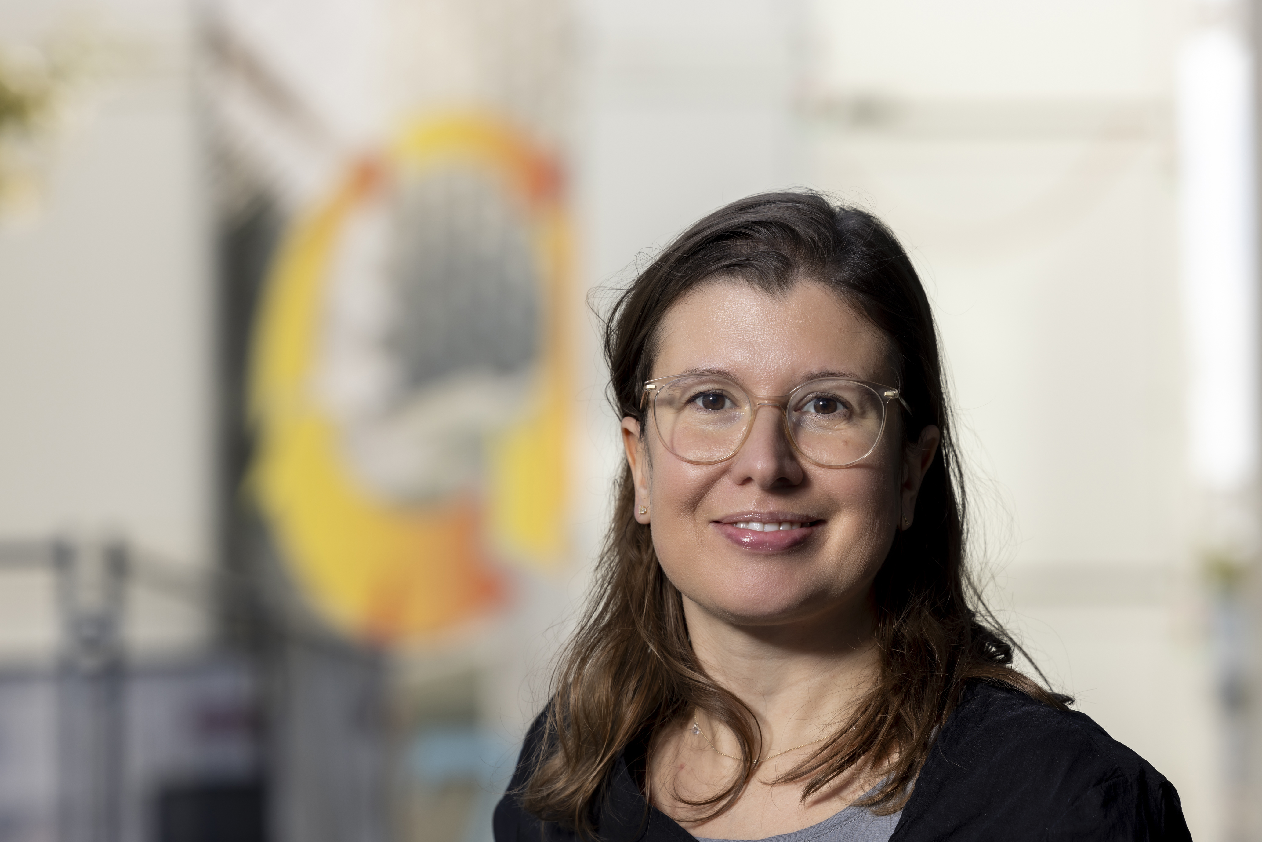 Freundlich lächelnde Frau mit Brille
