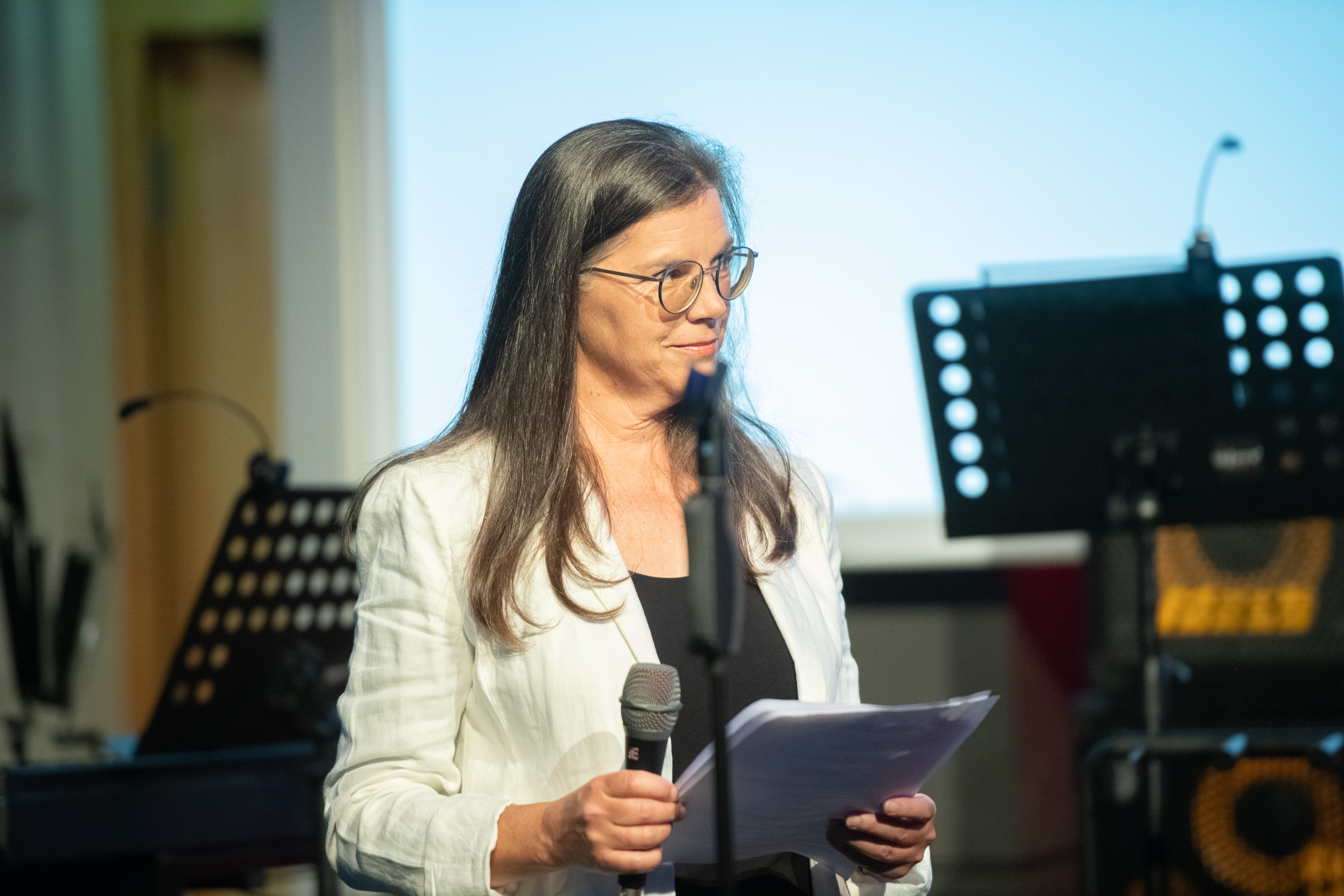 Eine Frau spricht in ein Mikrofon.