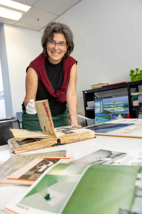 Bildquelle: Frankl – TU Graz Eine Frau steht an einem Tisch. Sie trägt Handschuhe und blättert in einem Buch.