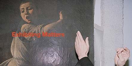 Zu sehen ist ein Bildausschnitt mit einem Gemälde eines jungen Menschen und zwei Hände die das Gemälde berühren und darauf hindeuten.
