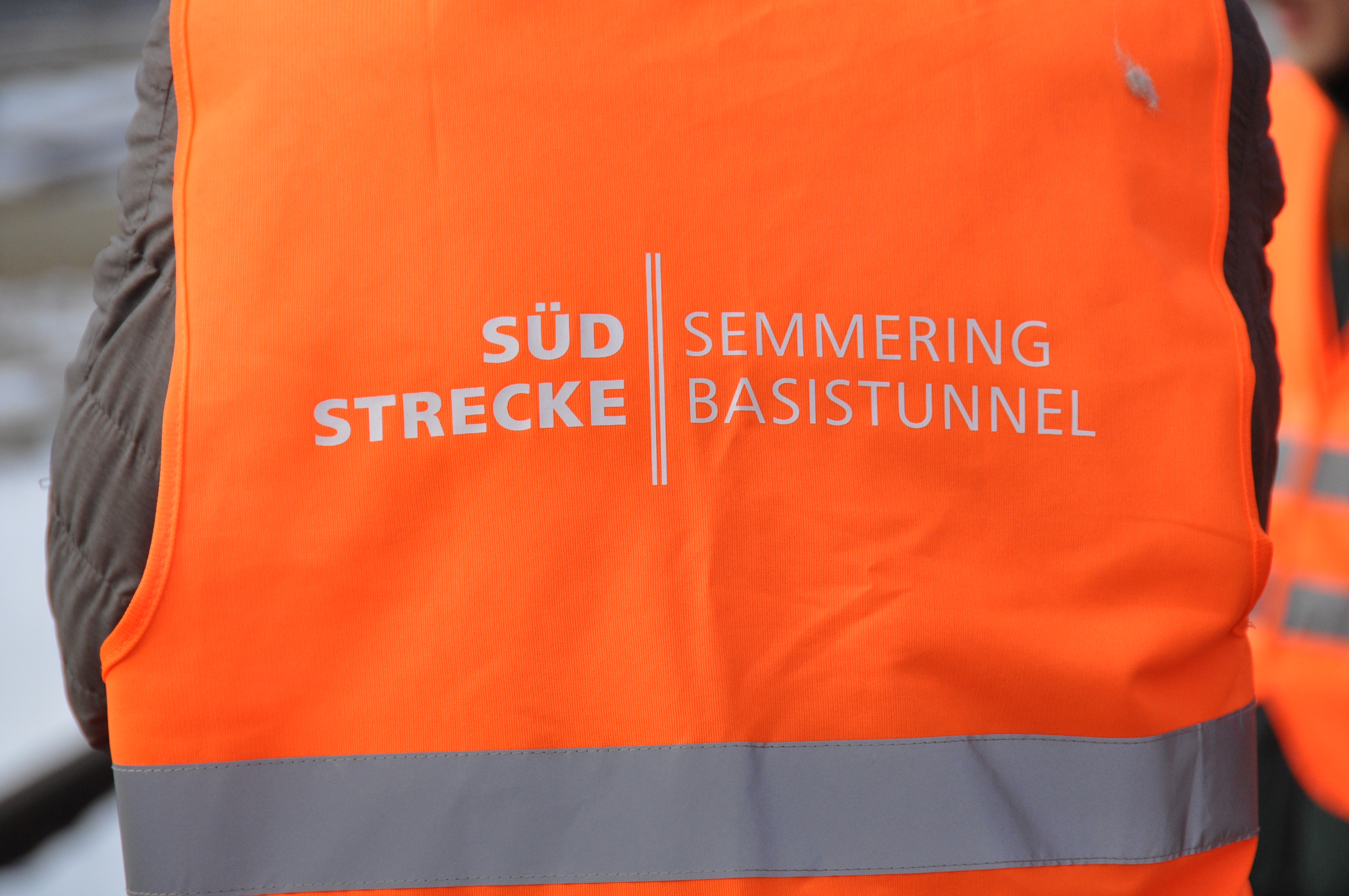 A high-visibility jacket with the inscription ‘Südbahnstrecke Semmering Basistunnel’