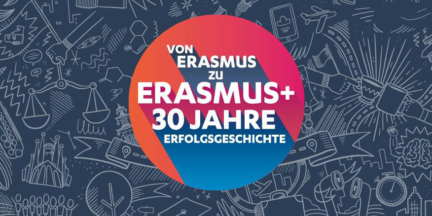 Orange, pink, blaues Erasmus-Jubiläumslogo mit weißer Aufschrift vor grauem Hintergrund mit weißen Graffiti.