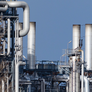 [Translate to Englisch:] Industrie Schornsteine blauer Himmel