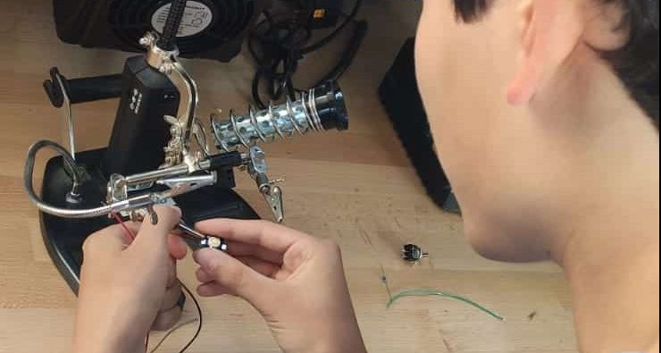 Junge arbeitet mit Drähten.